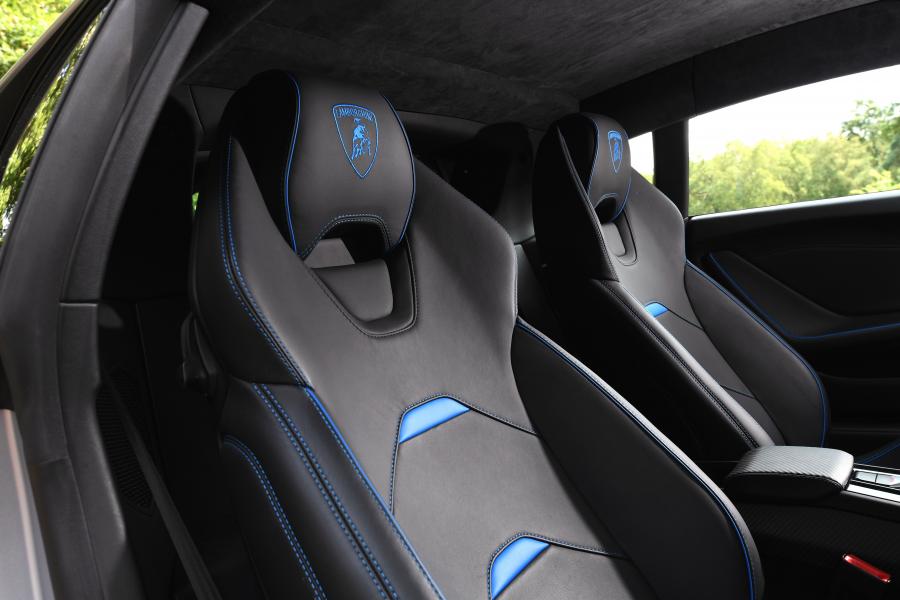 Интерьер Lamborghini Huracan EVO (LB724) 2019 года  (UK) (фото 13 из 19)